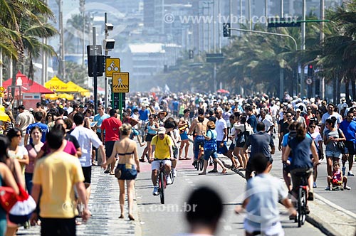  People walking - waterfront of Copacabana Beach  - Rio de Janeiro city - Rio de Janeiro state (RJ) - Brazil