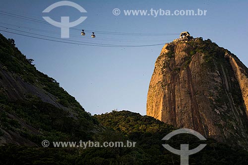  Cable car making the crossing between the Urca Mountain and Sugar Loaf  - Rio de Janeiro city - Rio de Janeiro state (RJ) - Brazil