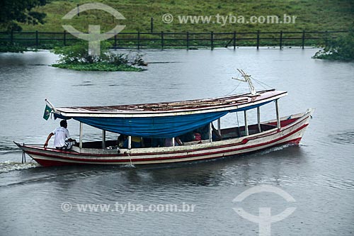  Canoe carrying  people on Lake in Parintins  - Parintins city - Amazonas state (AM) - Brazil