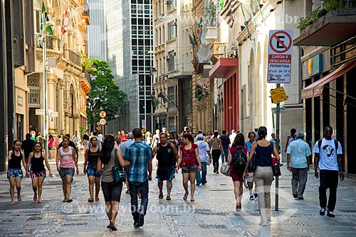  Pedestrians on the sidewalk of XV de Novembro Street  - Sao Paulo city - Sao Paulo state (SP) - Brazil