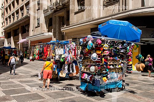  Street vendor on the sidewalk of Marconi Street and Baron Itapetininga  - Sao Paulo city - Sao Paulo state (SP) - Brazil