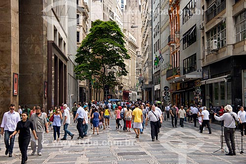  Pedestrians on the sidewalk of XV de Novembro Street  - Sao Paulo city - Sao Paulo state (SP) - Brazil