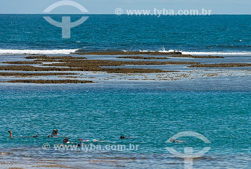  Tourists in natural pool of taipus de fora beach  - Marau city - Bahia state (BA) - Brazil