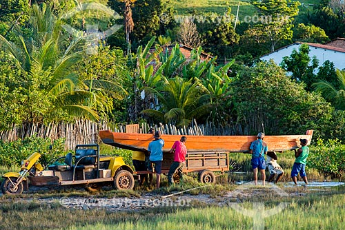 Residents of Marau help disembarked a boat - Marau River  - Marau city - Bahia state (BA) - Brazil