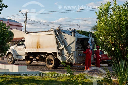  Refuse collectors picking up trash  - Belem de Sao Francisco city - Pernambuco state (PE) - Brazil