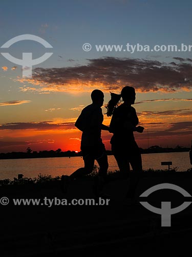  Couple running on the banks of Guaiba Lake during sunset  - Porto Alegre city - Rio Grande do Sul state (RS) - Brazil