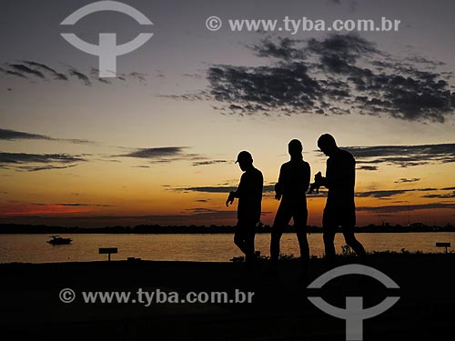  Persons walking on the banks of Guaiba Lake during sunset  - Porto Alegre city - Rio Grande do Sul state (RS) - Brazil