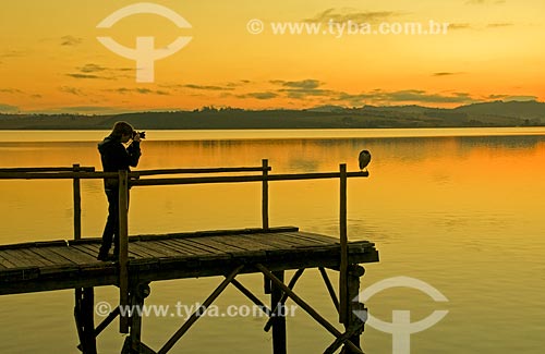  Photographing young bird - Furnas Dam pier during sunrise  - Boa Esperanca city - Minas Gerais state (MG) - Brazil