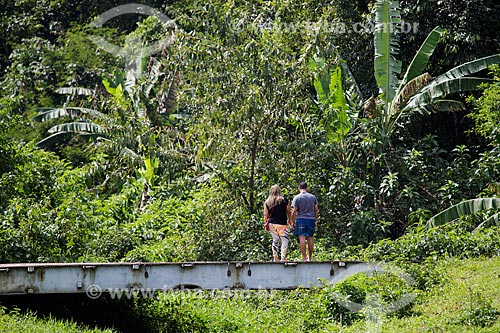  Couple walking on bridge - Toucan Farm  - Nova Iguacu city - Rio de Janeiro state (RJ) - Brazil