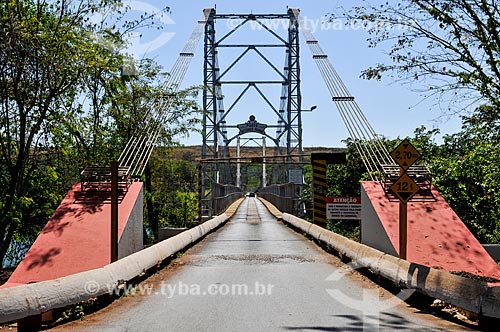  View of Affonso Penna Suspension Bridge (1909) over Paranaiba River - boundary between Itumbiara (GO) and Arapora (MG) cities  - Itumbiara city - Goias state (GO) - Brazil