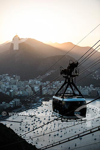  Cable car of Sugar Loaf making the crossing between the Urca Mountain and Sugar Loaf during sunset  - Rio de Janeiro city - Rio de Janeiro state (RJ) - Brazil