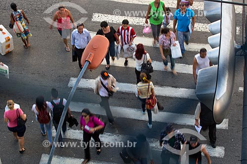 Peoples crossing the crosswalk  - Duque de Caxias city - Rio de Janeiro state (RJ) - Brazil