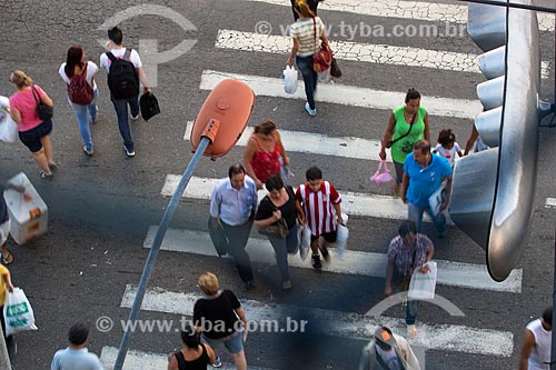  Peoples crossing the crosswalk  - Duque de Caxias city - Rio de Janeiro state (RJ) - Brazil