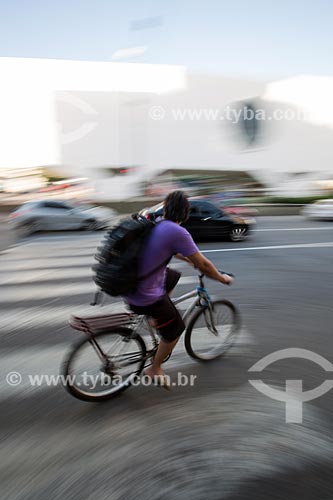  Cyclist passing over the crosswalk in the background Governador Leonel de Moura Brizola Municipal Library - Oscar Niemeyer Cultural Center  - Duque de Caxias city - Rio de Janeiro state (RJ) - Brazil