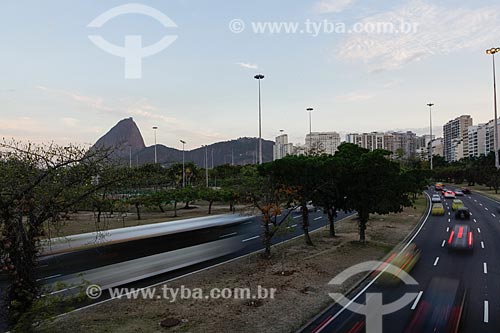  Traffic of Infante Dom Henrique Avenue with the Sugar Loaf in the background  - Rio de Janeiro city - Rio de Janeiro state (RJ) - Brazil