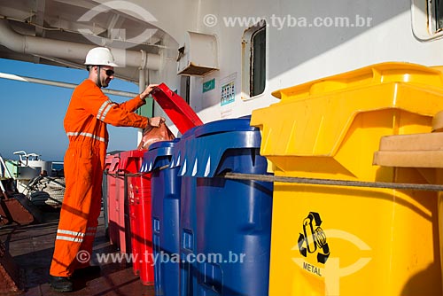  2º Official nautical, Samuel Schmitz, doing selective garbage disposal  - Sao Paulo city - Sao Paulo state (SP) - Brazil