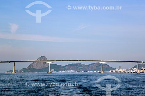  View of Rio-Niteroi Bridge (1974) during crossing of Guanabara Bay with Sugar Loaf in the background  - Rio de Janeiro city - Rio de Janeiro state (RJ) - Brazil
