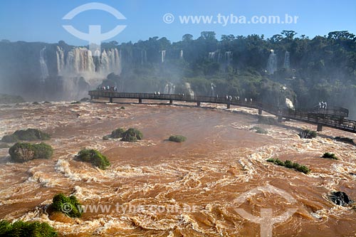  Tourists - Mirante of Iguassu Waterfalls  - Foz do Iguacu city - Parana state (PR) - Brazil