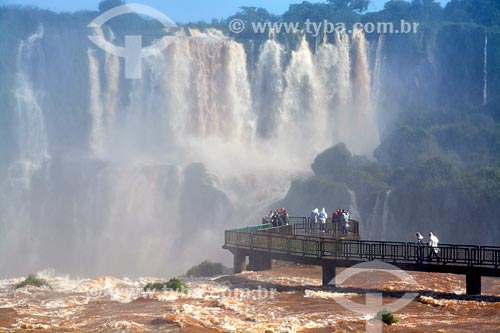  Tourists - Mirante of Iguassu Waterfalls  - Foz do Iguacu city - Parana state (PR) - Brazil