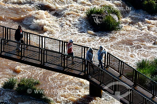  Tourists - Mirante of Iguassu Waterfalls  - Foz do Iguacu city - Parana state (PR) - Brazil