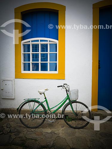  Bicycle leaning against the house facade  - Paraty city - Rio de Janeiro state (RJ) - Brazil