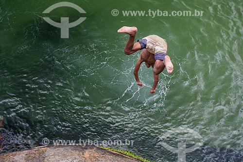  Young jumping into the sea from stone - Mirante do Leme - also known as Caminho dos Pescadores (Fisherman Path)  - Rio de Janeiro city - Rio de Janeiro state (RJ) - Brazil