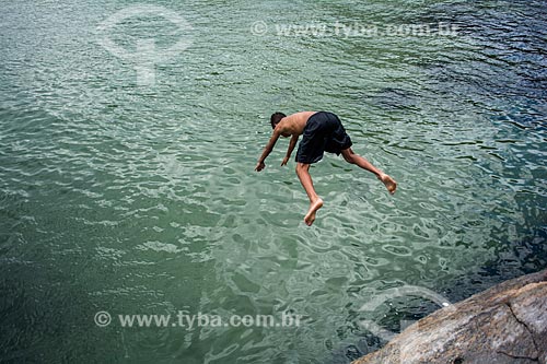  Young jumping into the sea from stone - Mirante do Leme - also known as Caminho dos Pescadores (Fisherman Path)  - Rio de Janeiro city - Rio de Janeiro state (RJ) - Brazil