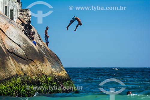  Young jumping into the sea from stone - Mirante do Leme - also known as Caminho dos Pescadores (Fisherman Path)  - Rio de Janeiro city - Rio de Janeiro state (RJ) - Brazil