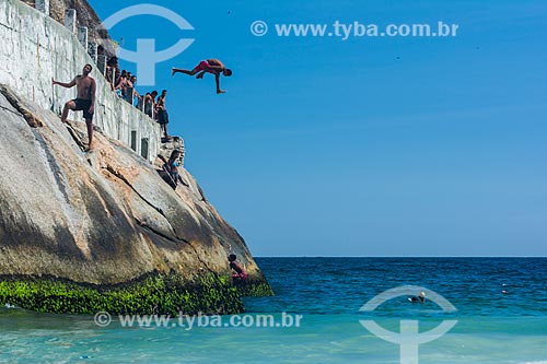  Young jumping into the sea from stone - Mirante do Leme - also known as Caminho dos Pescadores (Fisherman Path)  - Rio de Janeiro city - Rio de Janeiro state (RJ) - Brazil