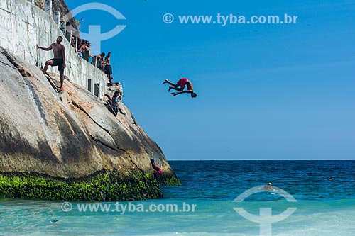  Young jumping into the sea from stone - Mirante do Leme - also known as Caminho dos Pescadores (Fisherman Path)  - Rio de Janeiro city - Rio de Janeiro state (RJ) - Brazil