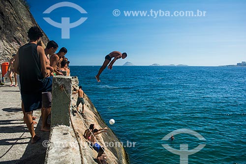  Young jumping into the sea from stone - Mirante do Leme - also known as Caminho dos Pescadores (Fisherman Path)  - Rio de Janeiro city - Rio de Janeiro state (RJ) - Brazil