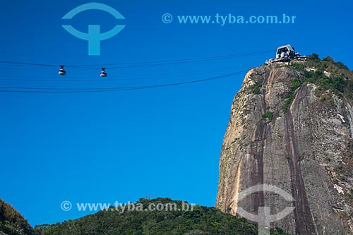  Cable car making the crossing between the Urca Mountain and Sugar Loaf  - Rio de Janeiro city - Rio de Janeiro state (RJ) - Brazil