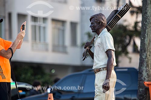  Statue of maestro Tom Jobim on Arpoador Beach boardwalk  - Rio de Janeiro city - Rio de Janeiro state (RJ) - Brazil