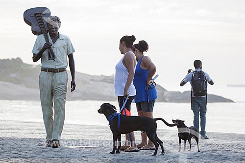  Pedestrians near to statue of maestro Tom Jobim on Arpoador Beach boardwalk  - Rio de Janeiro city - Rio de Janeiro state (RJ) - Brazil