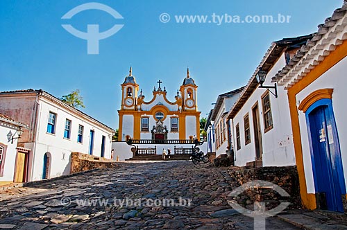  Historic houses of Tiradentes city with Matriz Church of Santo Antonio (1710) in the background  - Tiradentes city - Minas Gerais state (MG) - Brazil