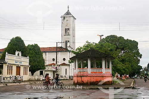  Square - Soure city with Matriz Church of Nossa Senhora da Consolacao in the background  - Soure city - Para state (PA) - Brazil