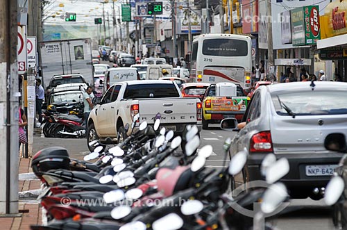  Motorcycles parked and traffic - Goias Avenue  - Jatai city - Goias state (GO) - Brazil