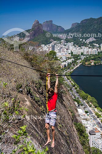  Man preparing strip to slackline - Cantagalo Hill with Morro Dois Irmaos (Two Brothers Mountain) and Rock of Gavea in the background  - Rio de Janeiro city - Rio de Janeiro state (RJ) - Brazil