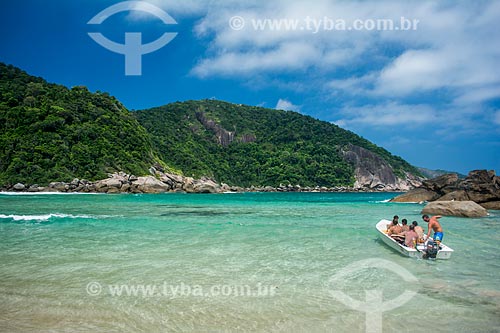 Boat with tourists in the Sumaca Beach  - Paraty city - Rio de Janeiro state (RJ) - Brazil