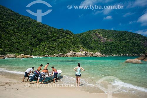  Boat with tourists in the Sumaca Beach  - Paraty city - Rio de Janeiro state (RJ) - Brazil