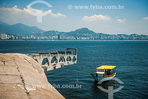  Boat moored at Tamandare da Laje Fort (1555)  - Rio de Janeiro city - Rio de Janeiro state (RJ) - Brazil