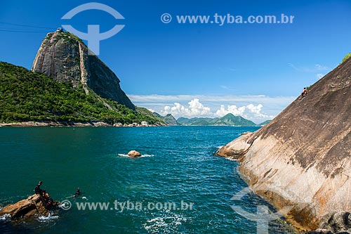  Man preparing strip to slackline - hill near to Vermelha Beach (Red Beach) with Sugar Loaf in the background  - Rio de Janeiro city - Rio de Janeiro state (RJ) - Brazil