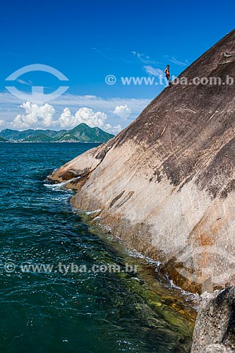  Man preparing strip to slackline - hill near to Vermelha Beach (Red Beach)  - Rio de Janeiro city - Rio de Janeiro state (RJ) - Brazil