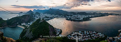  Cable car making the crossing between the Urca Mountain and Sugar Loaf  - Rio de Janeiro city - Rio de Janeiro state (RJ) - Brazil