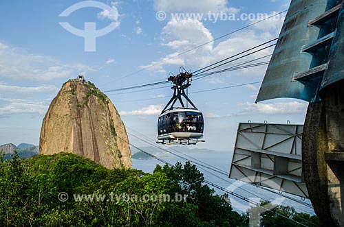  Cable car making the crossing between the Urca Mountain and Sugar Loaf  - Rio de Janeiro city - Rio de Janeiro state (RJ) - Brazil