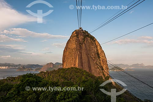  Cable car making the crossing between the Urca Mountain and Sugar Loaf  - Rio de Janeiro city - Rio de Janeiro state (RJ) - Brazil