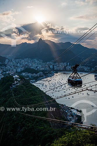  Cable car of Sugar Loaf making the crossing between the Urca Mountain and Sugar Loaf during sunset  - Rio de Janeiro city - Rio de Janeiro state (RJ) - Brazil