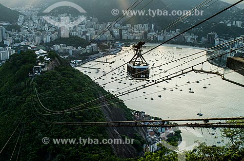  Cable car of Sugar Loaf making the crossing between the Urca Mountain and Sugar Loaf  - Rio de Janeiro city - Rio de Janeiro state (RJ) - Brazil