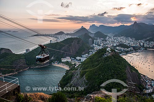  Cable car of Sugar Loaf making the crossing between the Urca Mountain and Sugar Loaf during sunset  - Rio de Janeiro city - Rio de Janeiro state (RJ) - Brazil