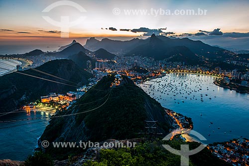  Cable car of Sugar Loaf making the crossing between the Urca Mountain and Sugar Loaf during nightfall  - Rio de Janeiro city - Rio de Janeiro state (RJ) - Brazil